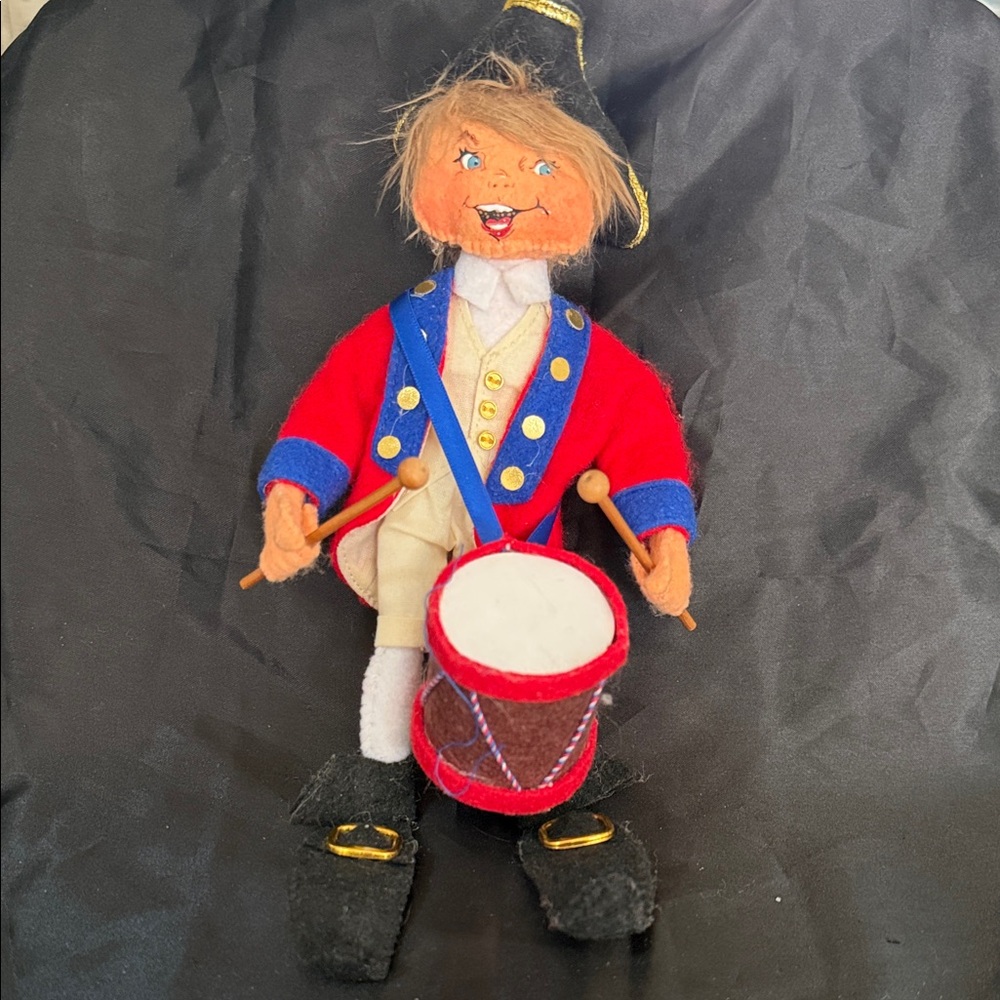 Annalee DRUMMER 9” Colonial Soldier Boy Red and Cream Fabric Doll 2000